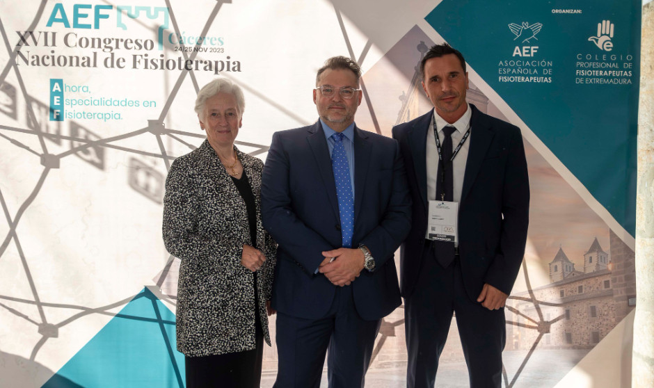 Esther Mary D’Arcy (presidenta de la Región Europea de World Physiotherapy, Michael Laundry (presidente de World Physiotherapy) y Fernando Ramos (presidente de AEF) durante el Congreso Nacional de AEF en Cáceres (noviembre 2023).