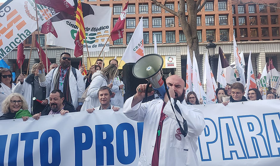 Los médicos apelan al apoyo social del covid para pedir un estatuto propio