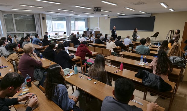 Estudiantes en un aula universitaria.