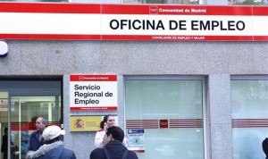 Los nuevos contratos a médicos jóvenes crecen casi la mitad que hace un año