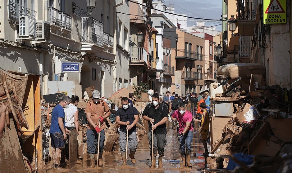 Una estudiante de Enfermería explica cómo los sanitarios pueden presentarse como voluntarios para ayudar en la DANA.