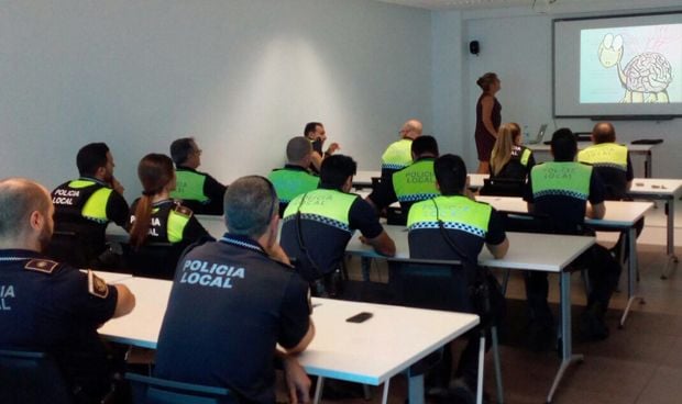 Los policas locales de Alicante aprenden a atender crisis epilpticas