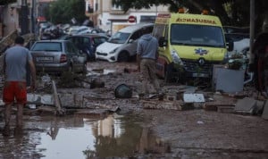 Una ambulancia aparcada en una localidad afectada por la DANA.