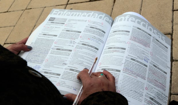 Estudiantes preparan el examen MIR con simulacros que comentan en las redes sociales.