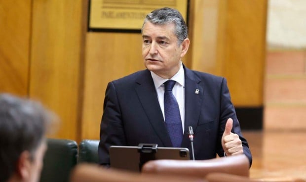 El consejero de la Presidencia andaluz, Antonio Sanz, anuncia la simplificación de 900.000 contratos menores del SAS.