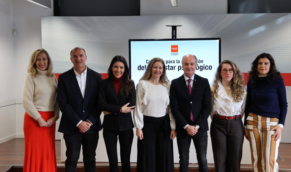 La consejera Ana Dávila ha rubricado el acuerdo junto al presidente del Colegio de Psicólogos de Madrid, José Antonio Luengo.