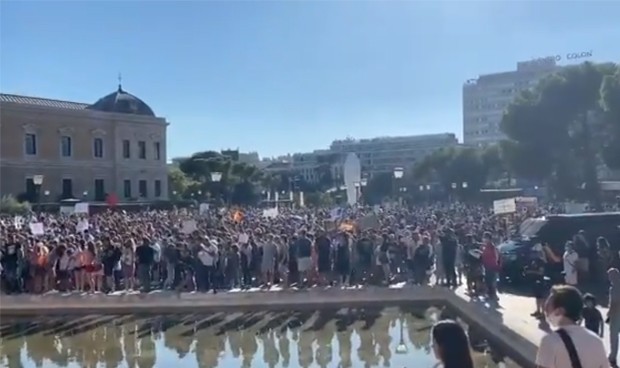 Manifestación antimascarilla en Madrid: "Una falta de respeto a sanitarios"