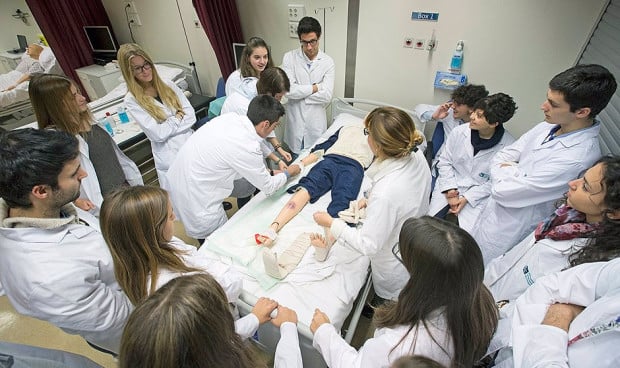 Estudiantes de Medicina. Tras una encuesta realizada a los lectores de Redacción Médica Premium, solo un 29 por ciento volvería a estudiar medicina