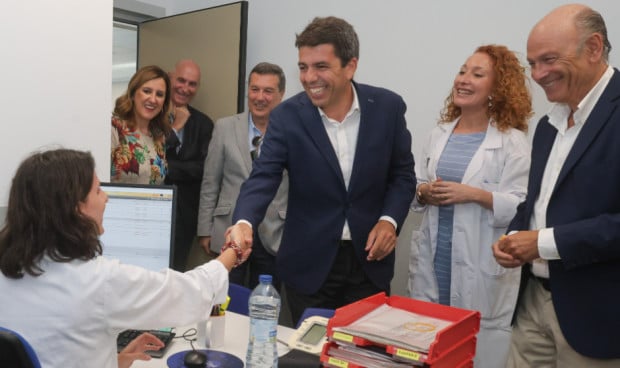 Carlos Mazón, presidente de la Generalitat Valenciana, durante una visita a un centro de salud. 