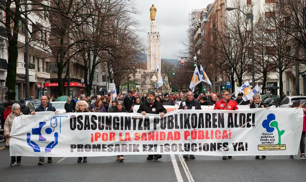 Miles de personas marchan para pedir un "cambio de modelo" en Osakidetza