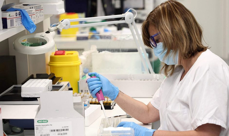 Profesional sanitaria trabajando en un laboratorio.