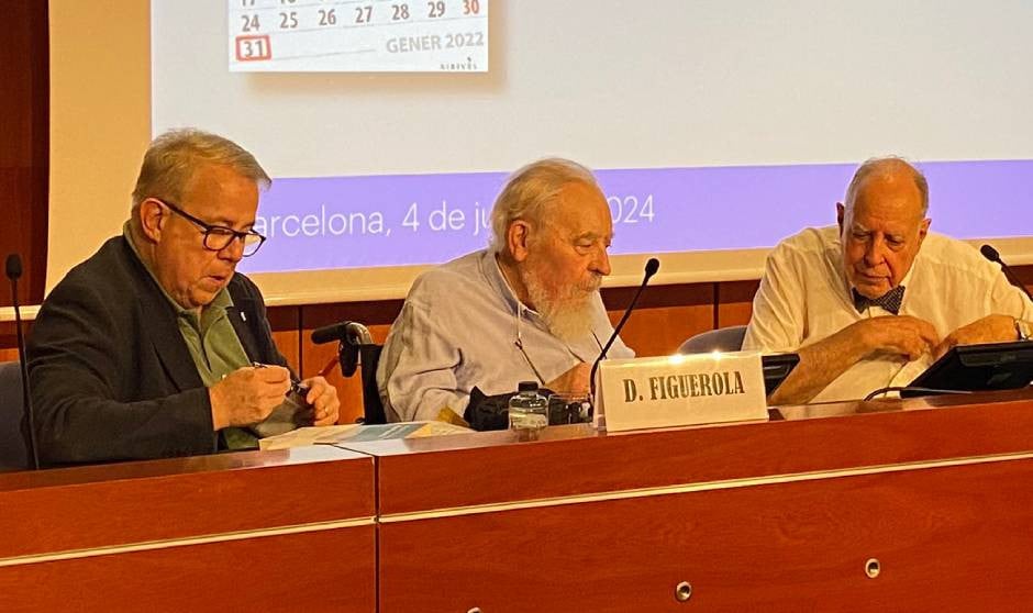 Daniel Figuerola Pino (centro), durante la presentación de su libro en el verano de 2024.