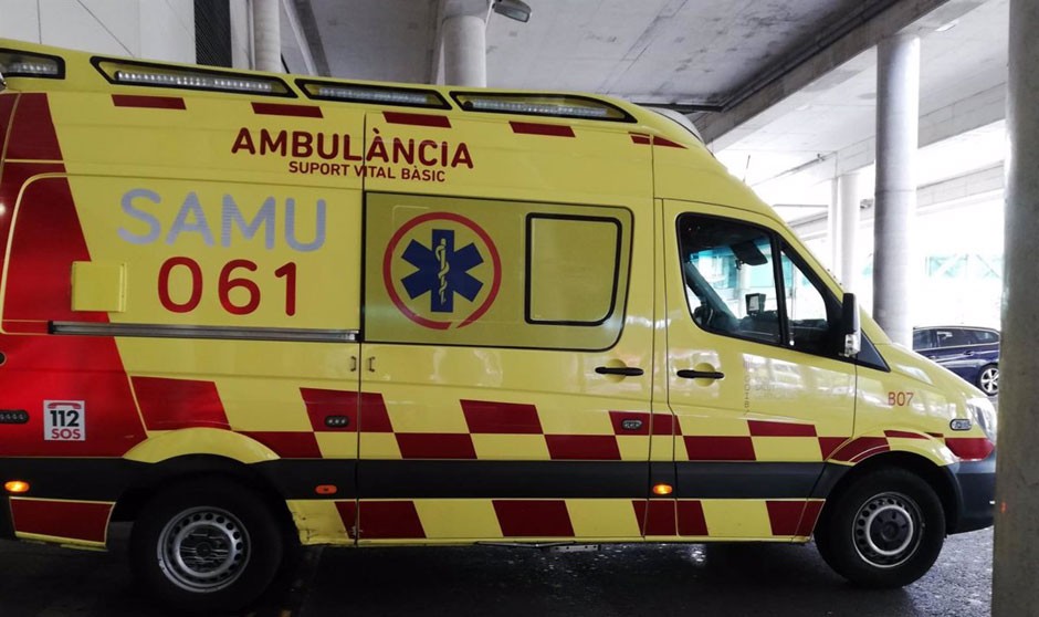 Ambulancia de soporte vital básico del SAMU 061 de Baleares, aparcada en el Hospital Son Espases.