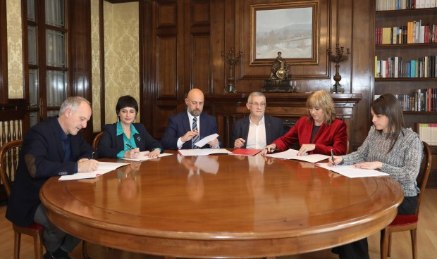 La delegación de Bildu y el Gobierno de Navarra firman el acuerdo sanitario para garantizar el 'sí' de los abertzales a las cuentas forales del 2024