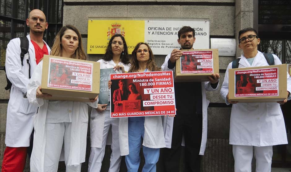  Seis médicos entregan 180.000 firmas al Ministerio de Sanidad para reclamar el fin de las guardias médicas de 24h