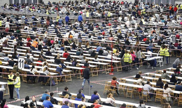 Cientos de candidatos realizan el examen de la OPE de Osakidetza. 
