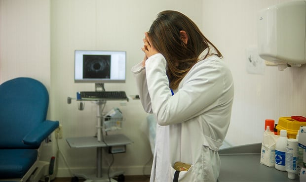 Una médica en un hospital.