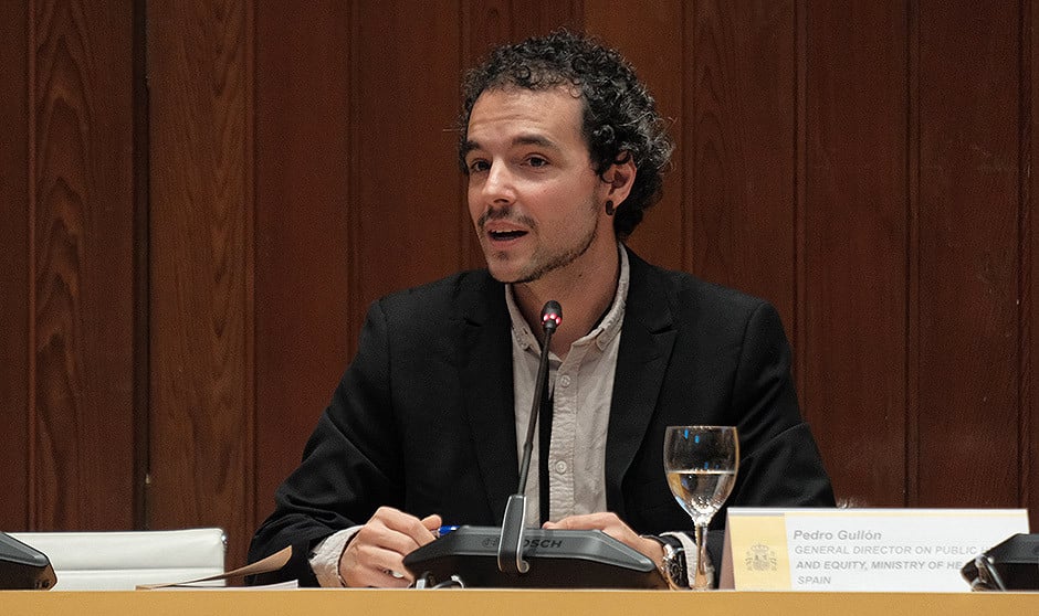  Pedro Gullón, director general de Salud Pública del Ministerio de Sanidad, participa en un plan para mejorar la educación sexual de los jóvenes.