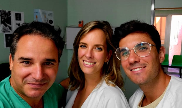Los médicos Luis Tobajas y Rocío Espigares junto a Sergio Casiano, MIR de tercer año