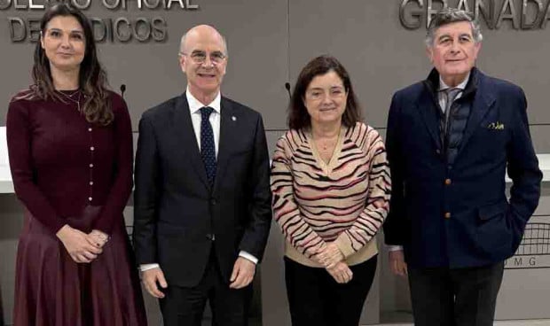 Armando Solís, presidente de PSN; Isabel Castillo, presidenta del Colegio de Médicos de Granada: Olga García, directora de PSN en Granada, y Manuel Pérez, vicepresidente de PSN.