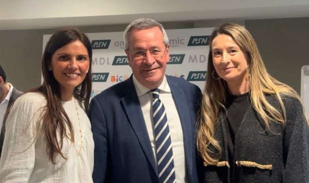  José María Suárez Quintanilla, Amaya Pombo y Elena Pérez, durante el encuentro entre PSN y los odontólogos de La Coruña.