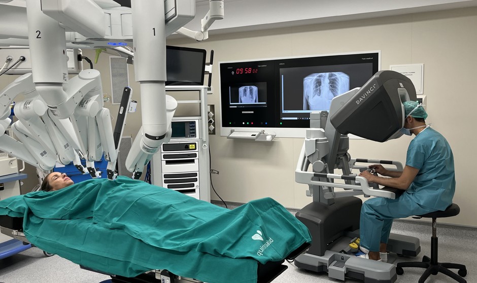 El robot Da Vinci Xi en el quirófano del Hospital Quirónsalud Sagrado Corazón.