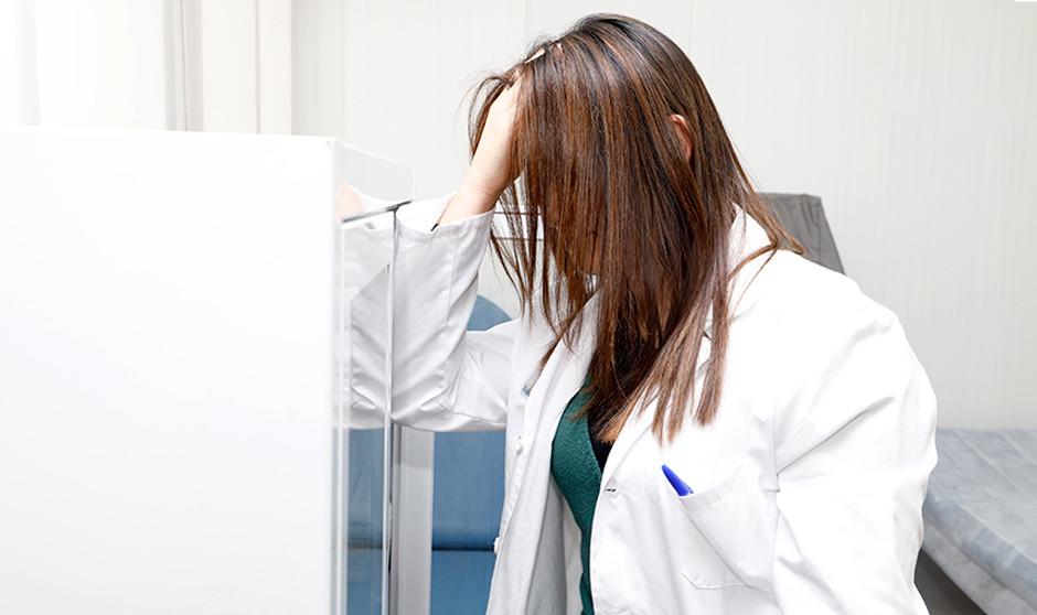 Una médica durante su jornada de trabajo.