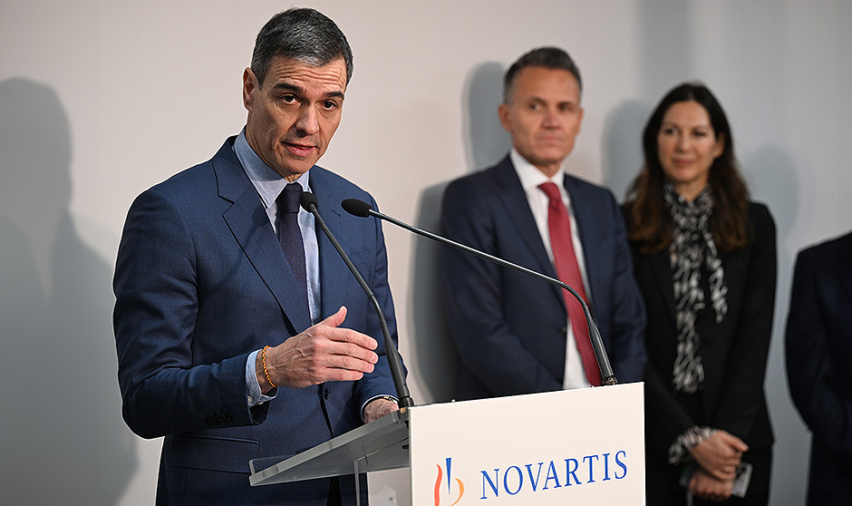 El presidente del Gobierno, Pedro Sánchez, alaba la industria farmacéutica por su contribución a la lucha contra el cáncer