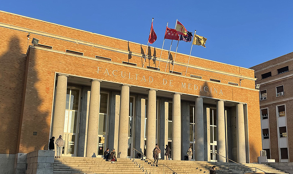 Facultad de Medicina Complutense. Sanidad maniobra para acreditar a profesores de Primaria antes de 2028