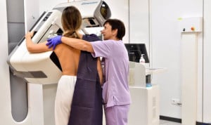 Una mujer durante la prueba de cáncer de mama.