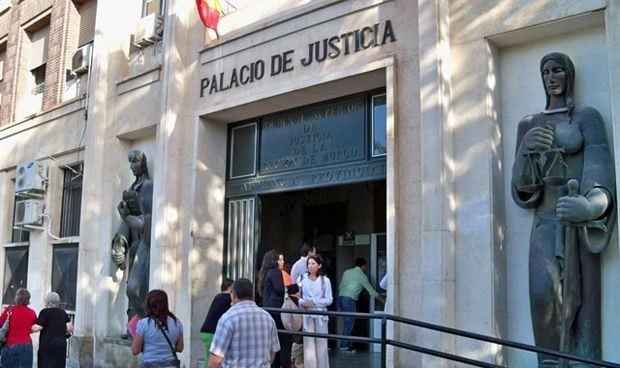 Golpea a su médico porque estaba descontenta con el tratamiento de su madre