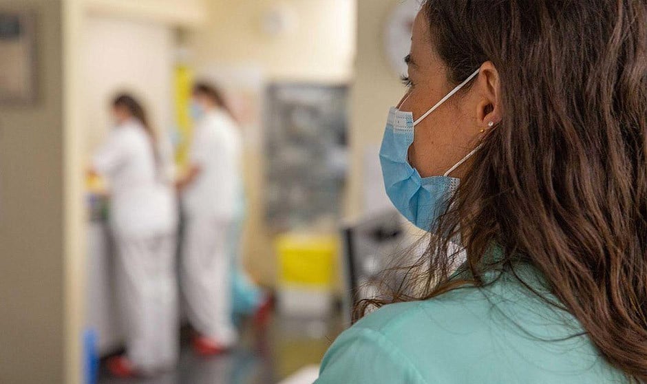 Una enfermera explica el dilema personal y profesional al que se enfrenta al reducir su jornada laboral