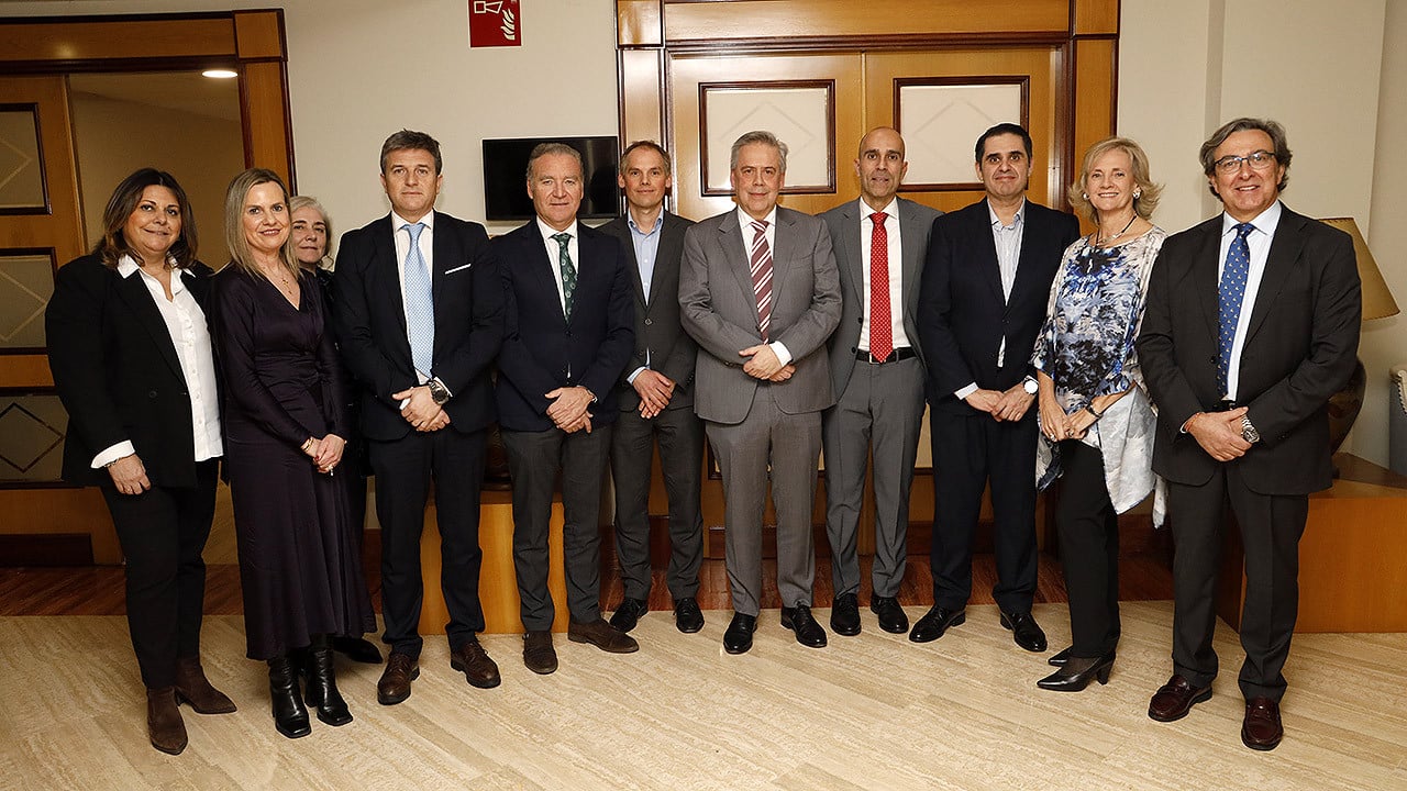  Los patrocinadores del los V Premios Redacción Sanidade de Galicia acompañan al conselleiro de Sanidade, Antonio Gómez Caamaño.