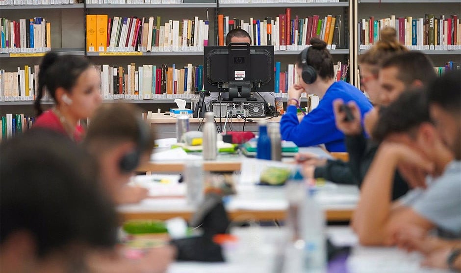  Estudiantes en una biblioteca.