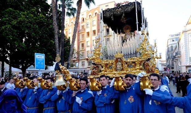 Tronos con desfibriladores, la revolución médica para la Semana Santa