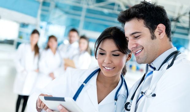 Un informe analiza con quién prefieren emparejarse médicos y enfermeras