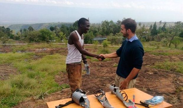 Un ingeniero diseña brazos con una impresora 3D para personas en Kenia