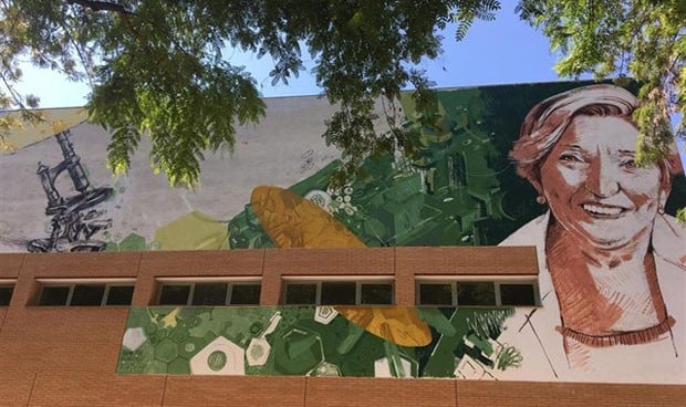 Un mural reconoce la labor científica de la oncóloga Ana Lluch