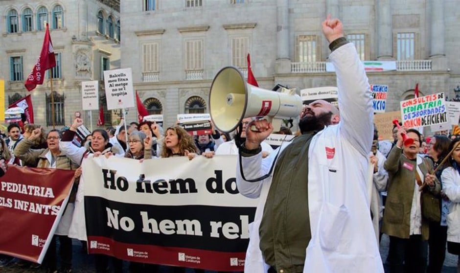 Médicos del ICS se manifiestan por sus condiciones laborales, como las guardias. 