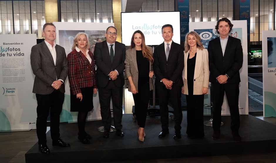 La campaña 'Las otras fotos de tu vida' se ha presentado en la estación de tren Santa Justa de Sevilla.