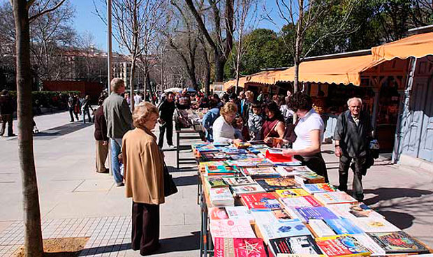 Una feria madrileña vende los libros de los médicos que mueren