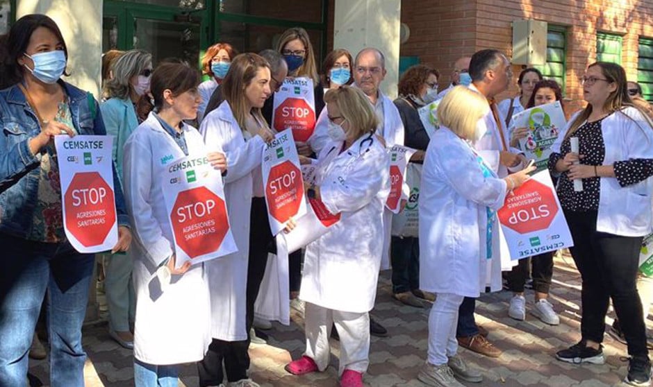 Una mujer amenaza y golpea a una médica por pedirle que esperara su turno