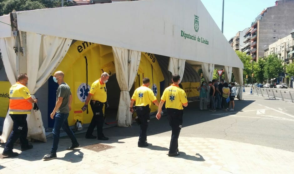 Una mujer golpea a una enfermera al pedirle que respetara las medidas Covid