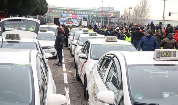 Una paciente con ELA denuncia al taxista que la echó de su coche a tirones