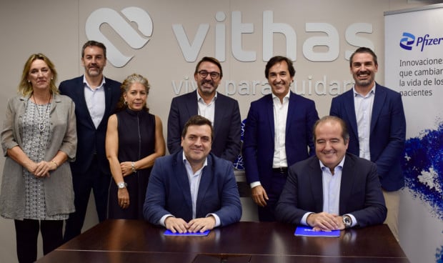 Representantes de Vithas y Pfizer tras la firma del acuerdo de colaboración sanitario