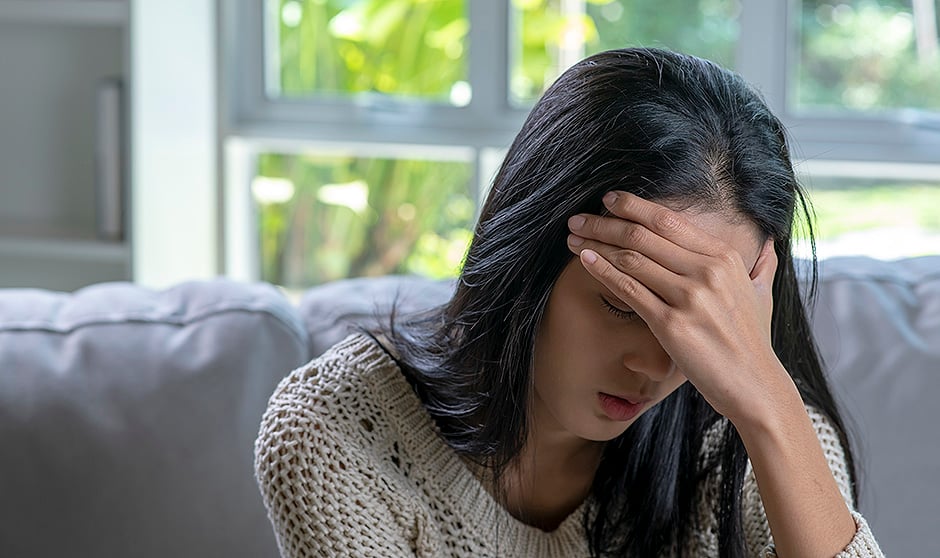 Una mujer con dolor de cabeza